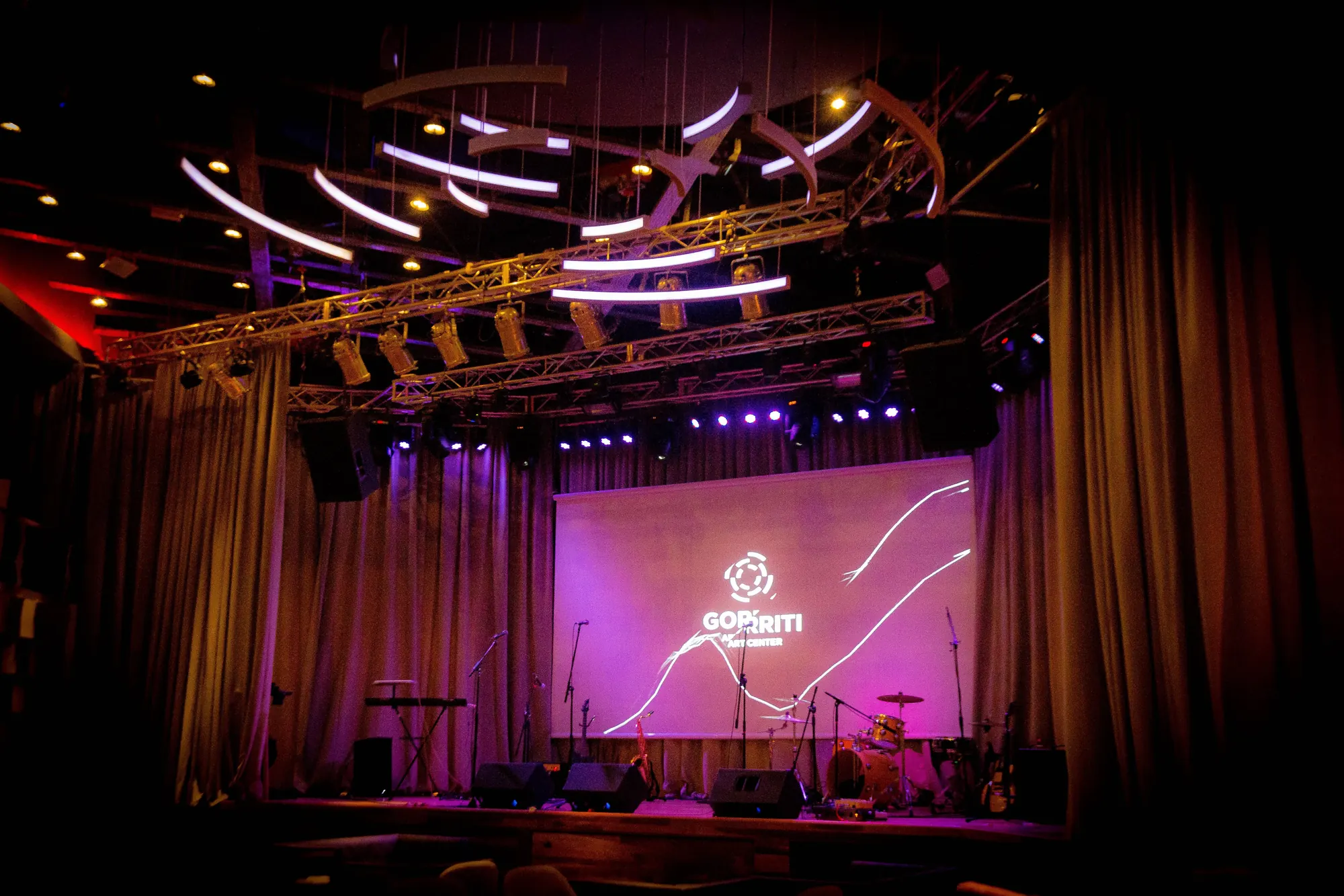 El escenario de Gorriti Art Center con su logo en la pantalla